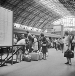 859239 Afbeelding van reizigers op het 1e perron van het N.S.-station Amsterdam C.S. te Amsterdam, bij een ...